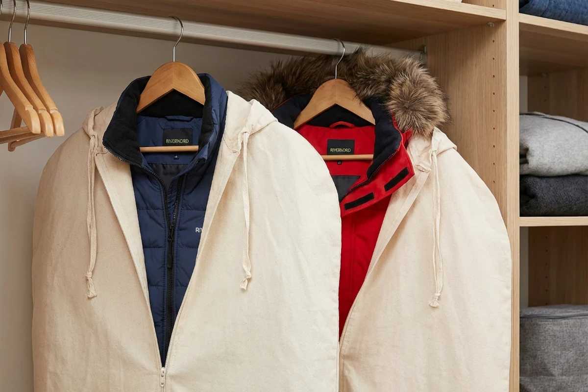 Зимние куртки на плечиках и в чехлах подготовленные для летнего хранени