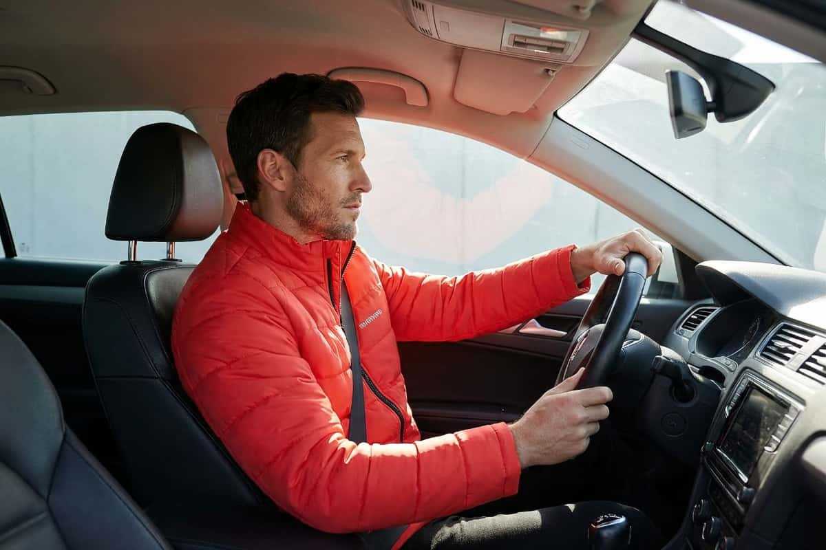 Водитель за рулем в мужской куртку Classic Winter Light